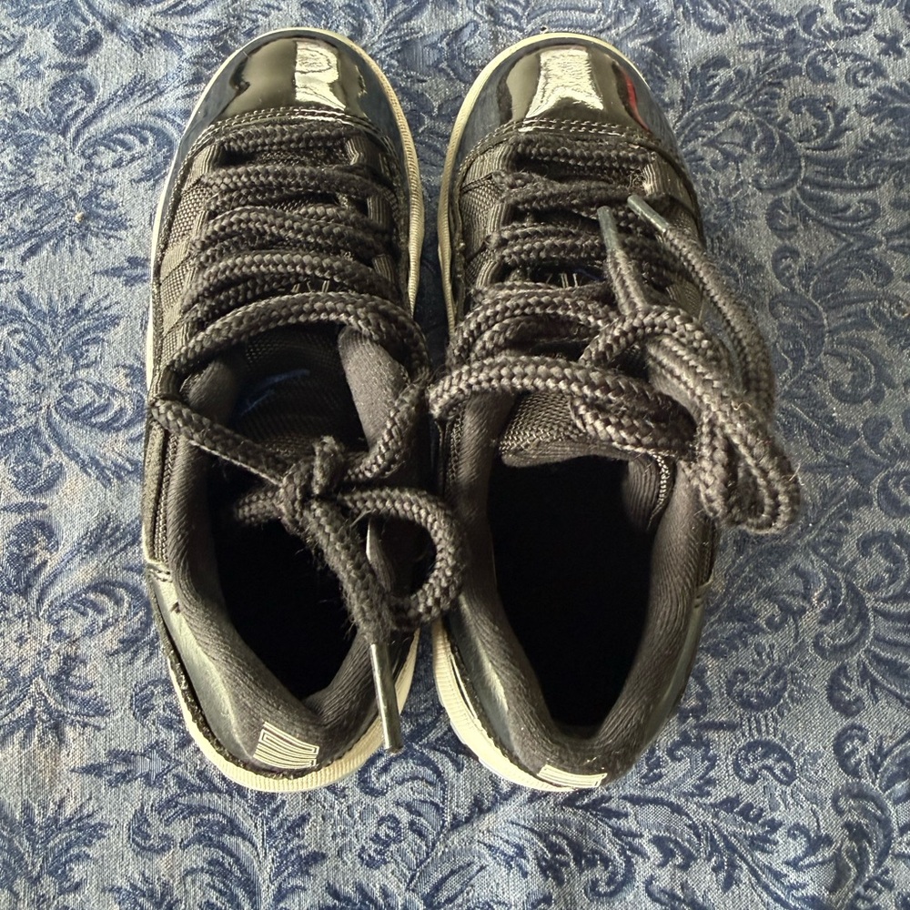 Jordan Men's Black Athletic Shoes with Gloss Accents
